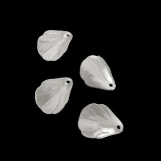 Pearly cream white plastic petal beads - size 20 x 27 mm - 4 pieces