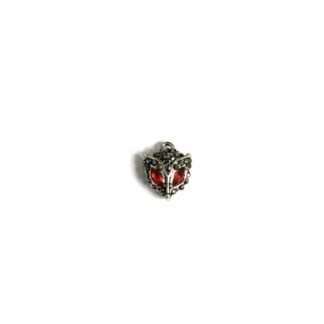 Red rhinestone eyes silvery metal filigree fox head pendant - size 19 mm