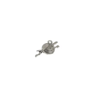 Silvery metal knitting needle and yarn pendant - size 11 x 24 mm