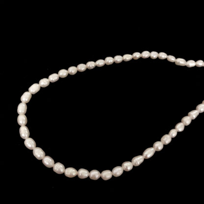 Oval pinkish white pearl beads by strand - diametre 6 mm - length 34.5 cm