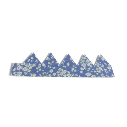 White flowers on blue zigzag-edged felt-backed fabric decoration - size 45 x 170 mm - 5 pieces