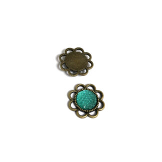 Flat brass metal round bezel with green studded dome cabochon - size 21 mm