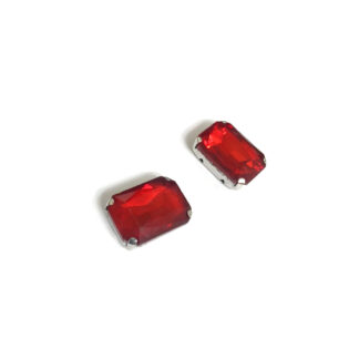 Silvery metal claws cup faceted rectangular red sew-on rhinestones - size 13 x 18 mm - 2 pieces