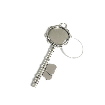 Silvery metal key bezel pendant with glass dome cabochon - length 68 mm