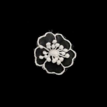 Embroided white netting flower with stamens - diametre 60 mm
