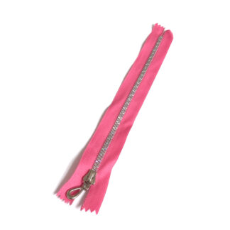 Reddish pink zipper with plastic teeth and metal slider - length 20 cm