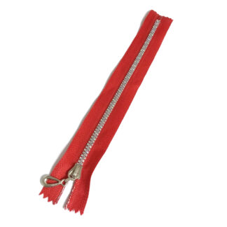 Red zipper with plastic teeth and metal slider - length 20 cm