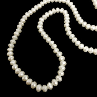 Faceted round pearly creamy white beads by strand - diametre 8 mm - length 81 cm
