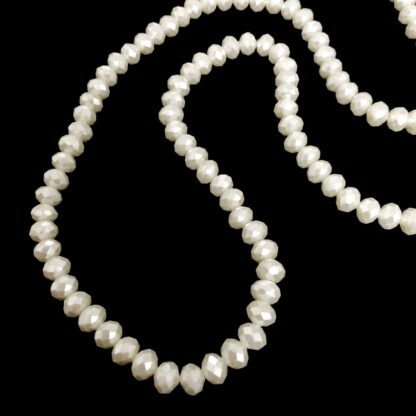 Faceted round pearly creamy white beads by strand - diametre 8 mm - length 81 cm