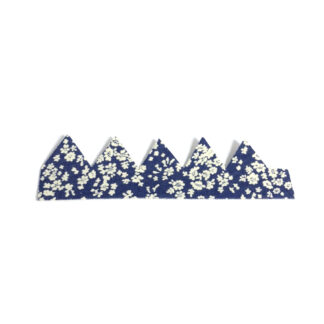 White flowers on dark blue zigzag-edged felt-backed fabric decoration - size 46 x 170 mm - 5 pieces