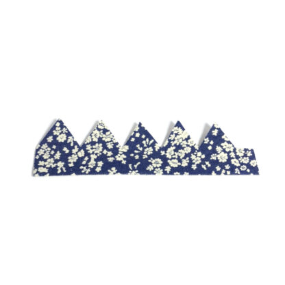 White flowers on dark blue zigzag-edged felt-backed fabric decoration - size 46 x 170 mm - 5 pieces