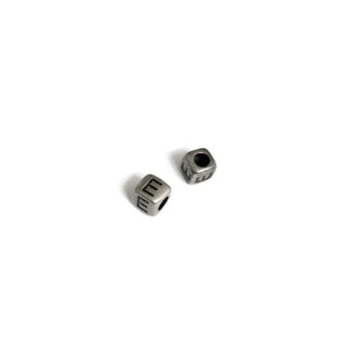 Silvery letter E cube bead - size 7 mm - 3 pieces